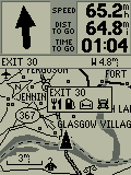GPS eMAP отражает Ваше текущее местоположение и направление движения с помощью треугольного значка, всегда расположенного в середине экрана. По мере Вашего передвижения на экране отражается и траектория (след) Вашего пути. Кроме того, карта показывает местоположение ресторанов, автозаправок и других объектов загруженных с дисков MetroGuide или MapSource