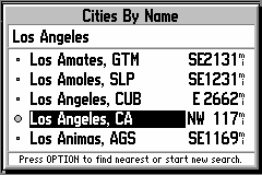 StreetPilot позволяет Вам просматривать города по их имени или по расстоянию до них. В данном примере, экран показывает города в алфавитном порядке